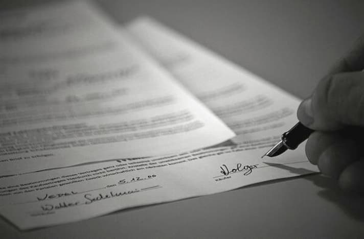 Vor der Unterschrift das Kleingedruckte prüfen. Wie ist darin die feste Taxe definiert?