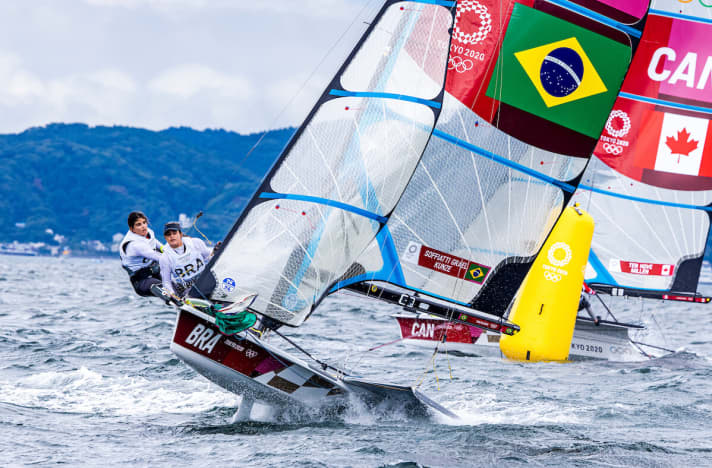   Martine Grael et Kahena Kunze, championnes olympiques 2016, ont eu fort à faire pour dompter leur 49er lors de la première journée de leur régate olympique. Une fois, elles n'ont pas réussi à...
