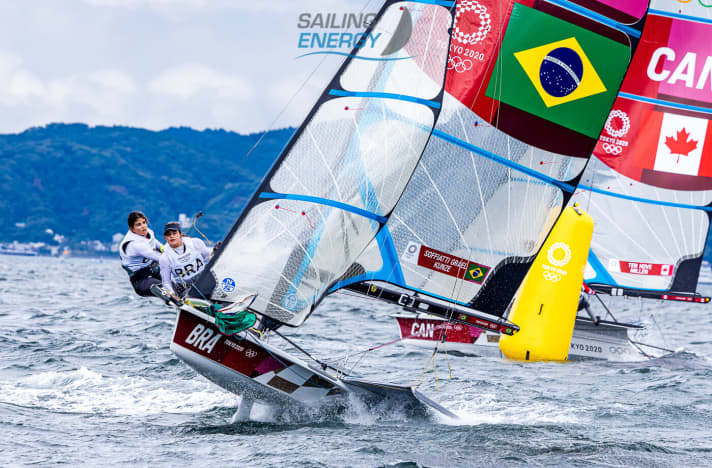   One hundred per cent attacking spirit: the "Lioness picture" of the Brazilian 49erFX Olympic champions Martine Grael and Kahena Kunze