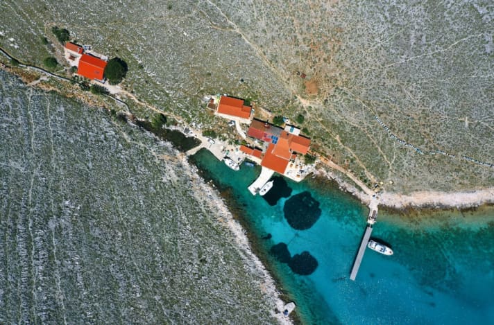 The well-protected Lopatica bay is located on the west coast of Kornat. Boats moor at the pontoon of Konoba Beban