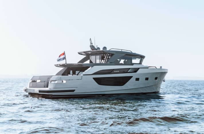 Whether on the tween deck, the open aft deck or on the huge sunbathing area on the foredeck, there is no shortage of sunny spots. If you want to go really high, climb the stairs on the starboard side to the saloon roof.