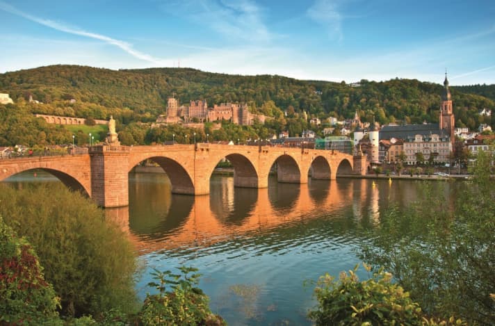   Die Alte Brücke und das Schloss darüber sind die Wahrzeichen von Heidelberg