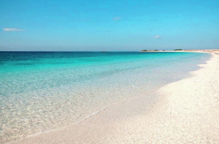 The fine quartz sand is also what makes Mari Ermi so special. The fact that tourists take it home as a souvenir is now a problem. Therefore: just look, don't take it with you!