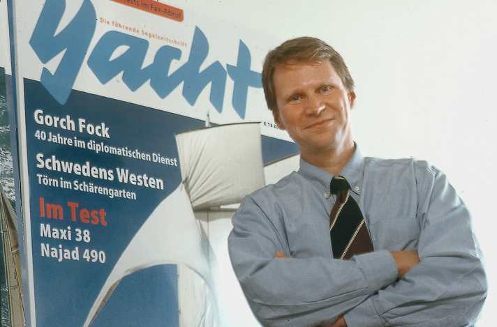 Jochen Rieker kam über Stationen bei den „Stuttgarter Nachrichten“, „Manager Magazin“ und „Financial Times Deutschland“ zur YACHT. Die las er schon als kleiner Junge; sie war aber eigentlich nie Teil seiner Karriere­planung. Er blieb trotzdem fast 24 Jahre, inzwischen als Herausgeber. Krawatte trug er nur zu Beginn, aus alter Gewohnheit