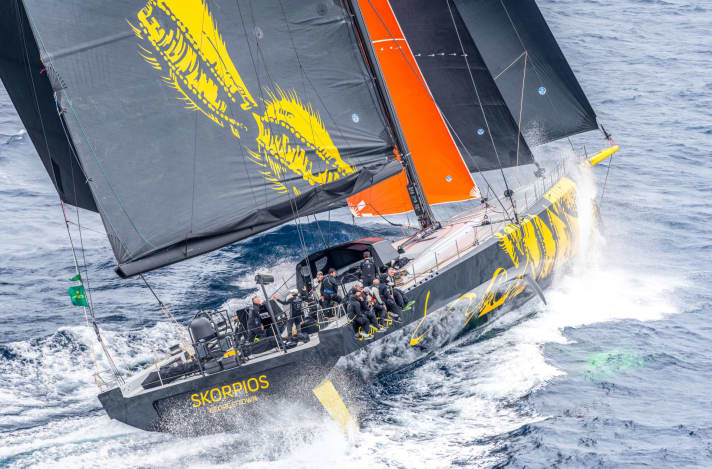   Intrapreso nella lotta per la vittoria dopo essere inciampato in un buco di vento: il ClubSwan 125 "Skorpios".