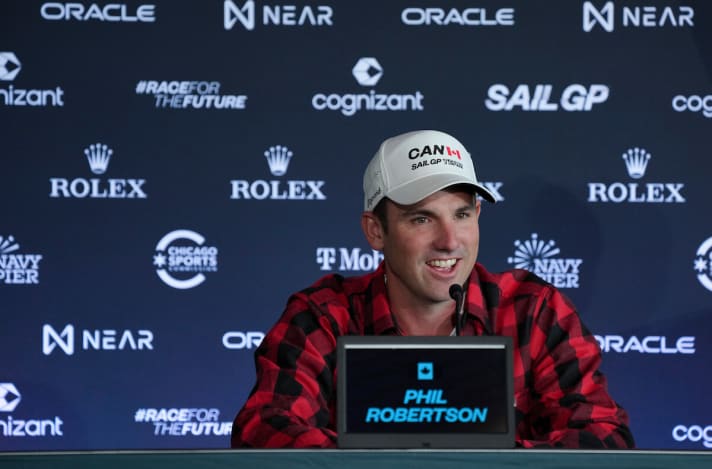 Après des problèmes au sein de l'équipe espagnole, l'ancien champion du monde de matchrace Phil Robertson a rejoint l'équipe canadienne. Il peut apparemment mieux s'épanouir dans le jeu d'équipe lors du redémarrage de l'équipe.