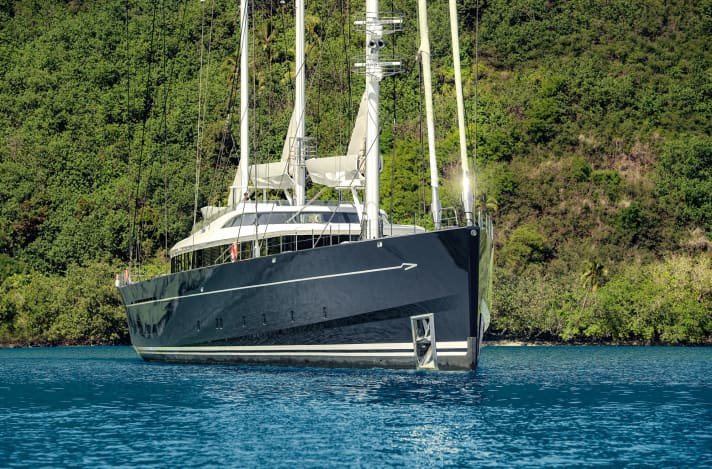 Kantig: Dykstra berechnete einen performanten Rumpf mit Chines und eingeschnürter Wasserlinie, Mark Whiteley designte den Aufbau monolithisch