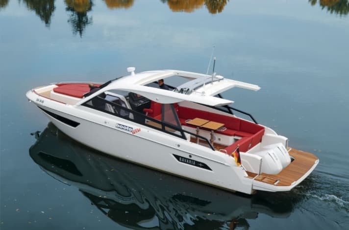 Space for more: The Bavaria Vida 33 is characterised by an unusually generous deck space concept for this class of boat | us