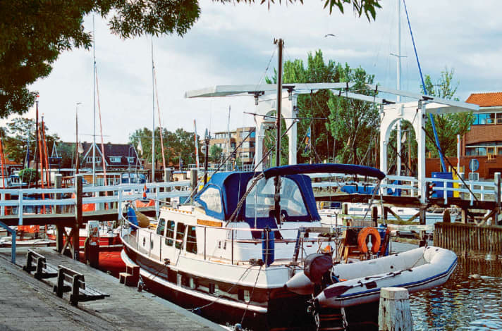   Close to the centre: behind the self-service bridge is the old harbour of Harderwijk with additional mooring facilities.
