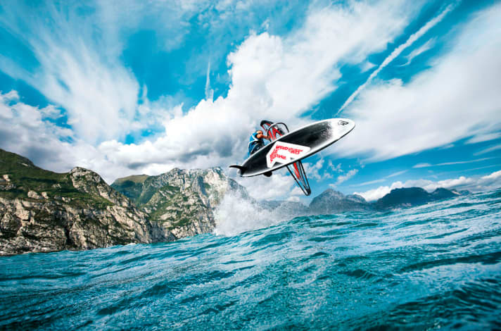   Meteorologists usually just turn up their noses at forecasts for the Lago. The microclimate is special and hard to grasp with conventional forecasting models. Klaus Reitberger (photo) can do both - weather and surfing. Surfers can call up the latest forecasts for the Alpine region on his website www.windinfo.eu.