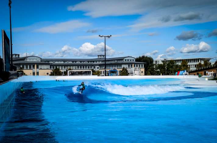 Point break without pecking order. The surfers line up neatly, "your" wave is yours without stress - over the full length of the pool.