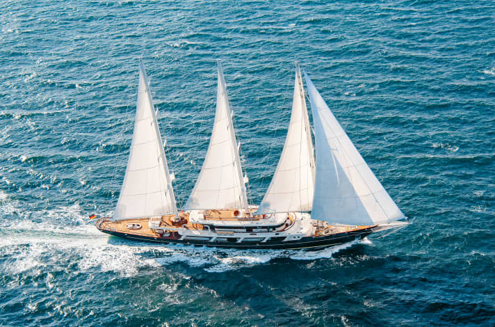 L'"Eos" mesure 3 600 mètres carrés de surface de voile