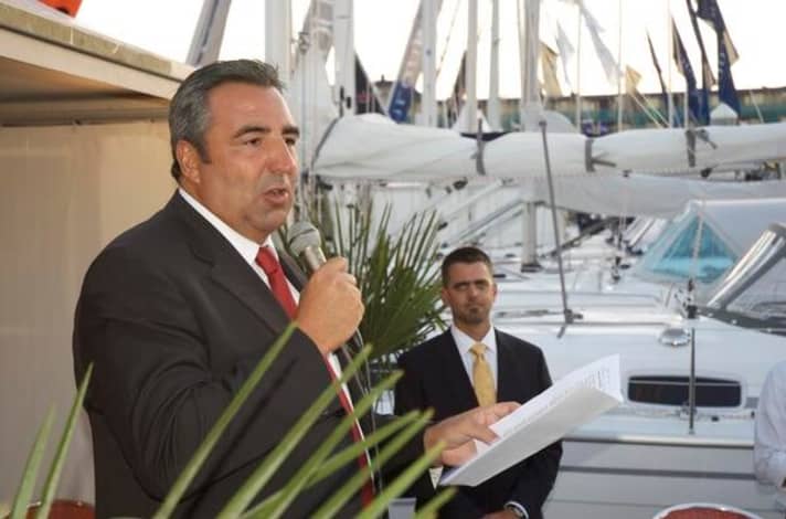   Große Freude. Bavaria-Werftchef Andres Cardenas begrüßt die geladenen Gäste zur Weltpremiere im Messehafen IJmuiden