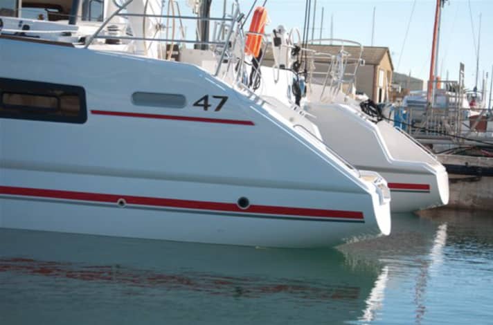   Deutlich zu sehen. Das Schiff schwimmt höher als die Wasserlinie es vorgibt. Die neue Bauweise spart 700 Kilogramm Gewicht