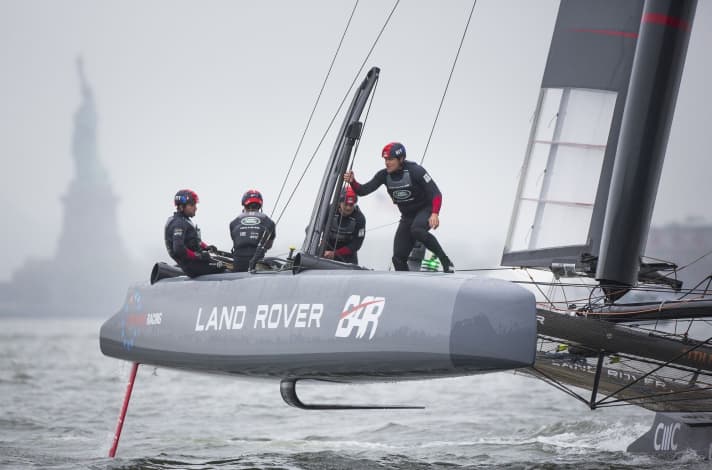   Sir Ainslie e Land Rover BAR in azione al largo di New York, nel territorio dei difensori della Coppa