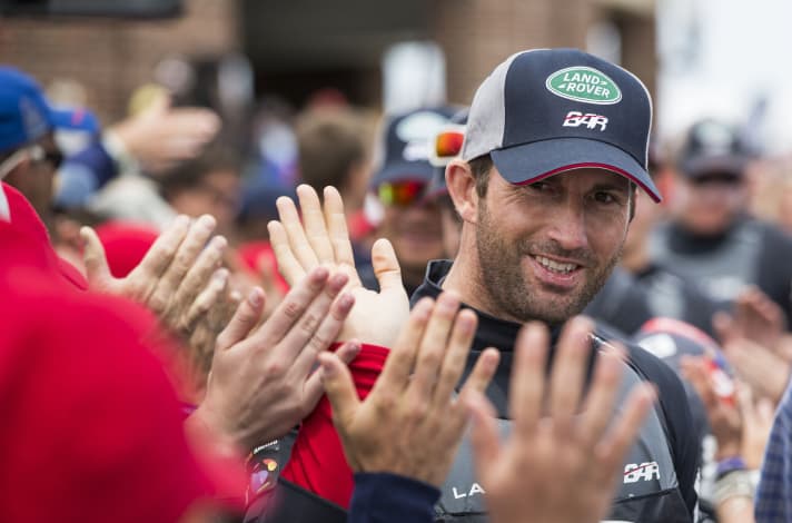  Kann den winkenden Händen aus Deutschland viel abgewinnen: Sir Ben Ainslie freut sich über den zu erwartenden Zuwachs im Kreis der künftigen Cup-Herausforderer. "Wir sehen uns zur Tea Time auf dem Kurs", sagte der viermalige Olympiasieger