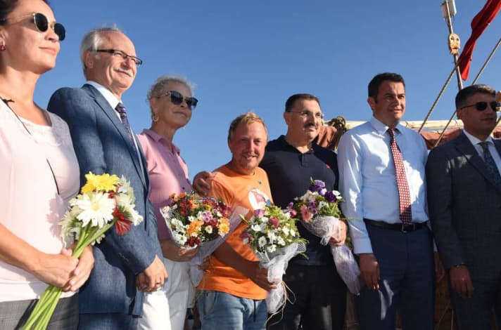   Ankunft in Kas. Die Crew wird von Offiziellen willkommen geheißen. In der Mitte mit orangefarbenem Shirt Expeditionsleiter Dr. Dominique Görlitz