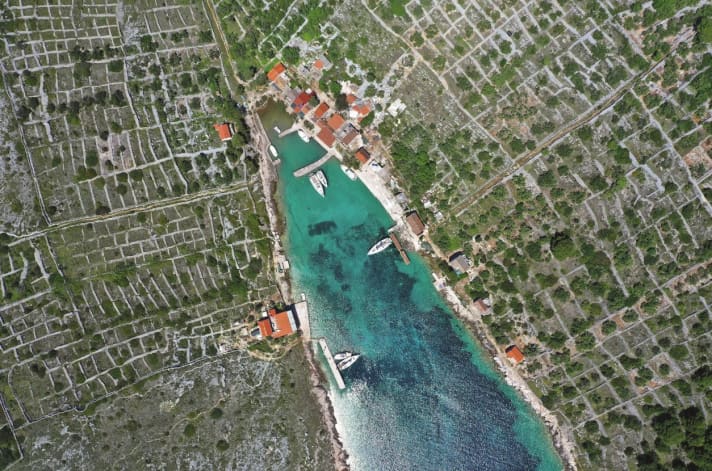 Der tief in die Insel Smokvica eingeschnittene Naturhafen bietet Booten und Yachten guten
 	Schutz – außer bei Jugo