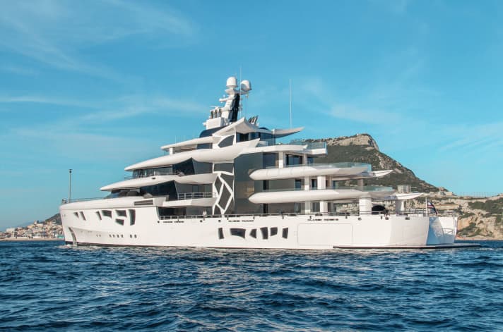 Endlich unterwegs: die 80 Meter lange "Artefact" in Gibraltar. | r.