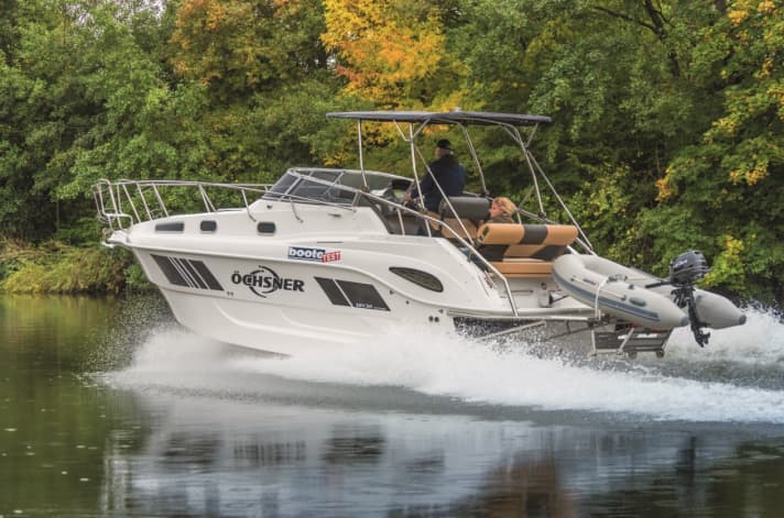 Das Sonnendach lässt sich je nach Wunsch nach vorn oder achtern stellen | en