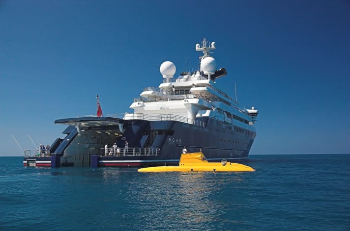 Rich special equipment: "Octopus" has space for eight tenders, two helicopters (in the hangar), two submarines and a Range Rover. | z.