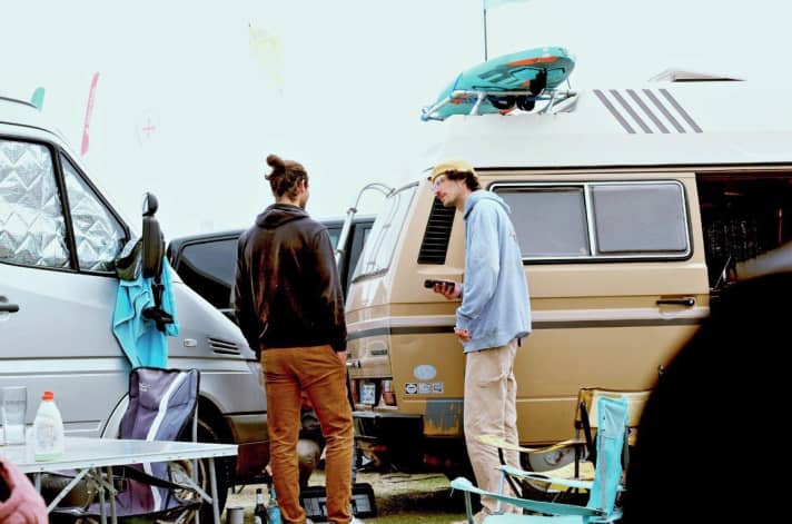 Silver Sprinter, brown T3, a board in front and a pile of sails in 4.4 square metres. Anyone who sees this knows it's freestyle battle time again.