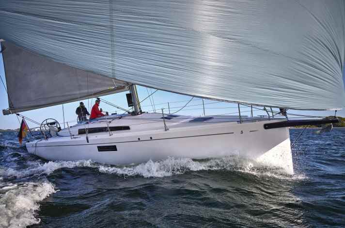 Beneteau First 36: Length 11.00 m; width 3.80 m; weight 4.8 tonnes; from 295,650 euros.