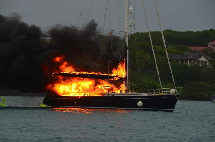   Un jongert di 100 piedi in alluminio brucia al largo di Grenada