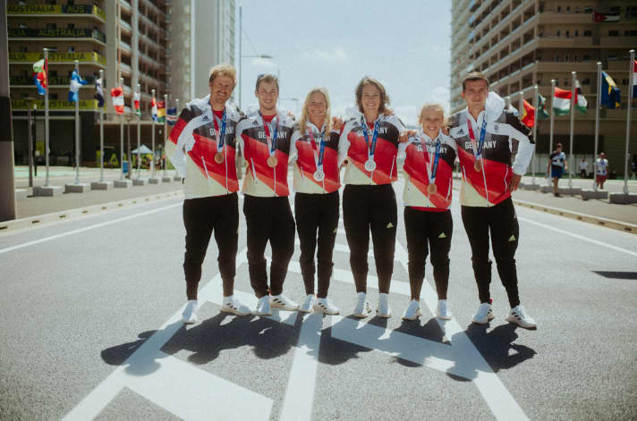   Die Latte hängt seit der olympischen Regatta und drei gewonnenen Medaillen binnen dreieinhalb Stunden hoch für Deutschlands Skiff- und Nacra-Segler: Vor Enoshima gewannen Paul Kohlhoff und Alica Stuhlemmer (r.) Nacra-17-Bronze, Erik Heil und Thomas Plößel (links) 49er-Bronze und die 49er-FX-Seglerinnen Tina Lutz und Susann Beucke Silber