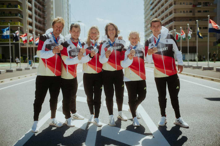   Diese sechs sorgten am 3. August für einen der erfolgreichsten Tage in der Geschichte des German Sailing Teams, gewannen drei Medaillen in weniger als vier Stunden: Paul Kohlhoff, Alica Stuhlemmer, Susann Beucke, Tina Lutz, Thomas Plößel und Erik Heil (v.r.)