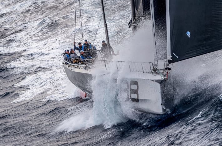   Il terzo posto nella battaglia per i monoscafi è andato a "Rambler" di George David, che era già stato lo yacht più veloce a completare la gara per cinque volte negli anni precedenti.