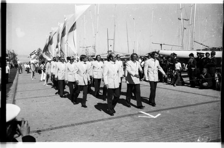   Un'istantanea della cerimonia di apertura della regata velica olimpica del 1972 e della prima marcia delle nazioni. In rappresentanza della Repubblica Federale Tedesca (da destra): Ulli Libor, Franz Heilmeier, dietro di loro Willi Kuhweide. Eckhard Wagner è visibile in seconda fila al centro, dietro di lui l'allenatore nazionale Albin Molnár.