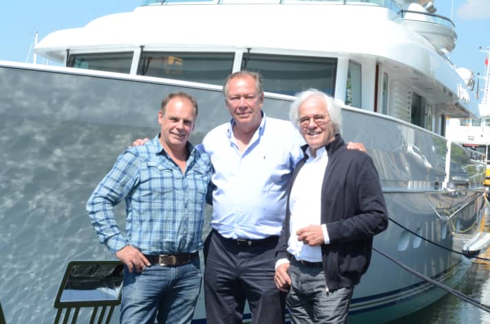 In front of "Belle de Jour": Pieter Beeldsnijder (right), the yacht owner (centre) and Flevo Jachtbouw boss Aart van Twillert in front of the 30-metre-long steel/aluminium displacement vessel. | r.