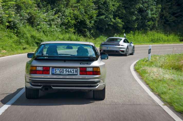 Zweimal Turbo, aber völlig andere Konzepte: Das 944 Coupé folgt dem aktuellen 911 (992). Der zeichnet sich im Cockpit durch Minimalismus aus (r.)