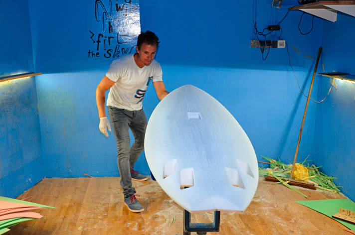 Luka Jures shapt seit 2001, gründete 2006 Flikka und ist auch heute noch verantwortlich für die Shapes und Konstruktionen.