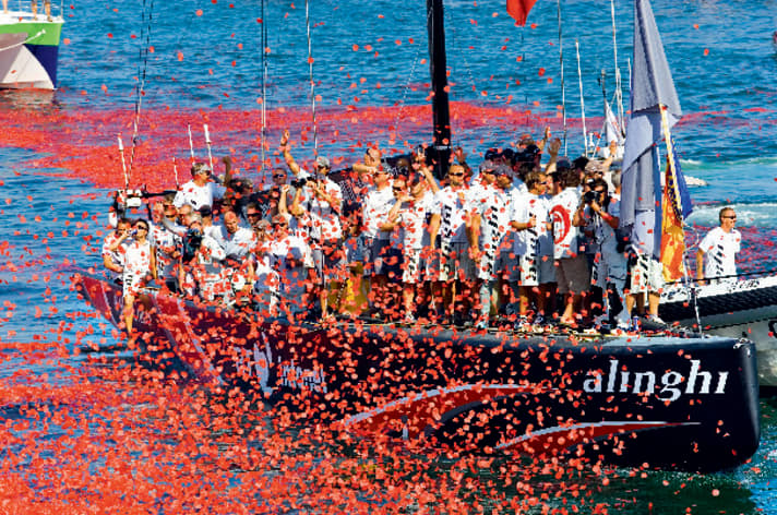   So feierte das Team Alinghi einst seinen Cup-Triumph. Geht es nach den Schweizern, darf auch der neue Gipfelsturm mit roten Rosen und in Siegerlaune enden…