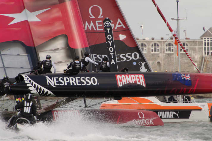   Team New Zealand" a éliminé hier son compatriote Russell Coutts avec le deuxième bateau "Oracle Racing" et se qualifie pour la finale de Plymouth.