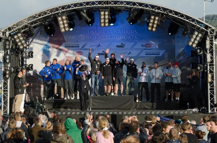   I vincitori del match race alla cerimonia di premiazione: (da sinistra) "Team Korea", "Team New Zealand" e "Artemis Racing".