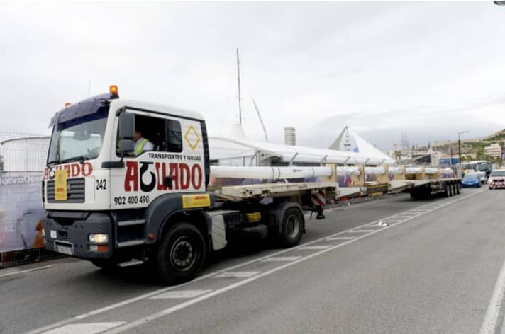   Der Reservemast für „Abu Dhabi" rollt an