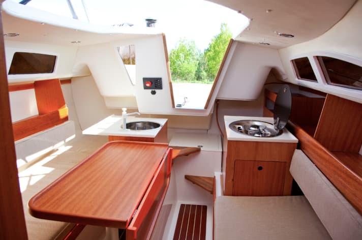   Below deck: space for four people, standing height thanks to the lifting roof and sliding functional elements