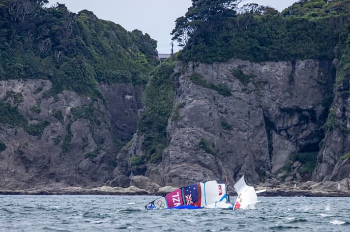   Die neuseeländischen Silbermedaillen-Gewinnerinnen von Rio beim unfreiwilligen Bad in der Sagami-Bucht: Alexandra Maloney und Molly Meech