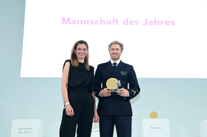   La giornalista e presentatrice televisiva Susanne Böhm ha premiato Erik Heil e Thomas Plößel con un discorso elogiativo. Mentre il prodiere Plößel trasferiva una nave per il padre e viaggiava in acque italiane, il timoniere Erik Heil ha ritirato il premio sul palco di gala della Camera di Commercio a nome di entrambi. Il premio onora anche il loro sodalizio velico, che dura da oltre due decenni.