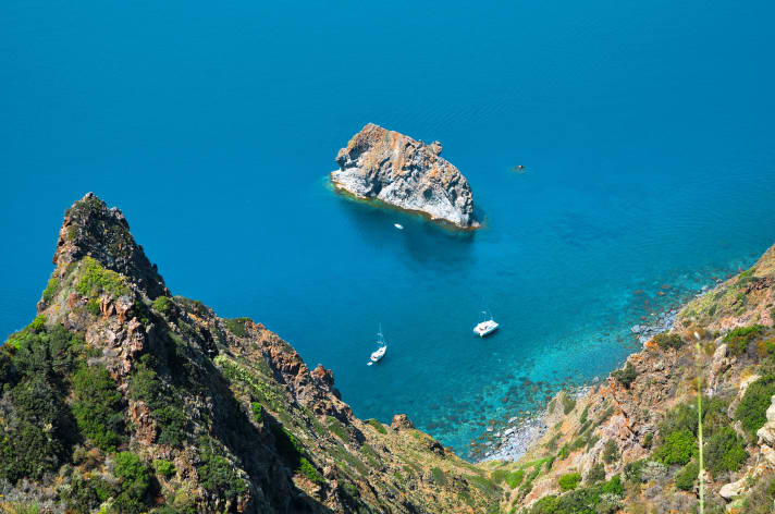   La randonnée sur les falaises de Panarea est vertigineuse, la vue époustouflante de la Punta Scritta sur la baie et les yachts au mouillage en vaut la peine.