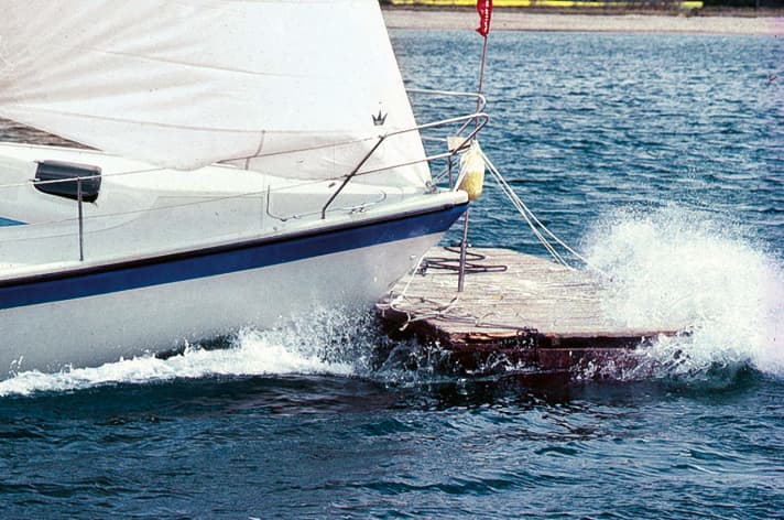 Les yachts de croisière sont étonnamment robustes. En 1985, la rédaction de YACHT a soumis un Dehler 34 à un crash-test retentissant. Le bateau a été conduit à pleine vapeur sur du bois flottant, des conteneurs et, pour finir, sur une jetée en pierre. Conclusion : le bateau n'a pratiquement pas souffert.