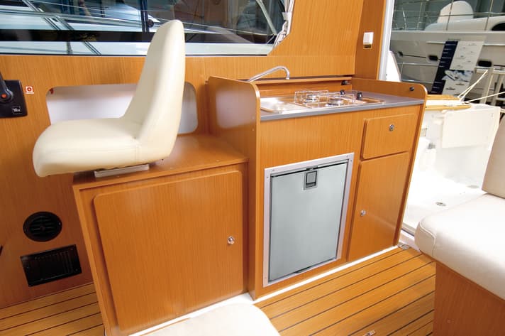   Beliebter Inhalt: die gekühlten Getränke. Einbauort: häufig sitzen die Kühlschränke direkt im Pantryblock. Aber auch die Lösung in der gegenüberliegenden Sitzbank oder im Schrank finden wir häufig auf unseren Testbooten.