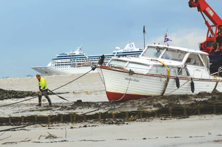 Sinking and salvage of the "Musta Kissa" off the Oste estuary.