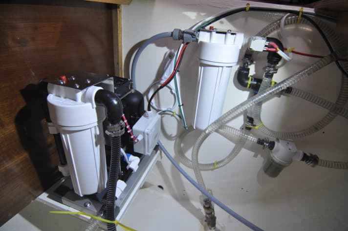 The salt water is sucked in by the feed pump and passes through two to three pre-filters (a coarse filter and a sediment filter with five and 20 micrometres respectively) before it reaches the high-pressure pump. The filters are connected to the pressurised water system via a solenoid valve in order to flush the system