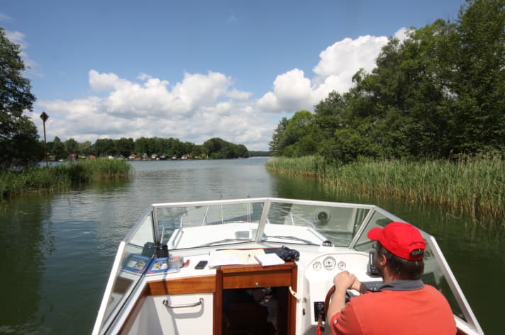   Wasserwandern mit 15-PS-Boot auf der Mecklenburgischen Seenplatte. 