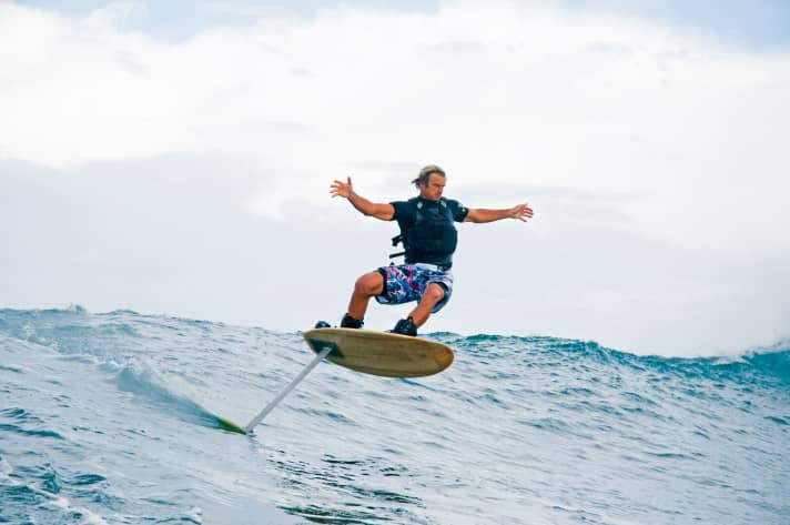 Lairds alte neue Liebe: Foilsurfing. Sein Traum: Die Meere mit dem Foil-Surfer von Dünungswelle zu Dünungswelle zu besurfen.