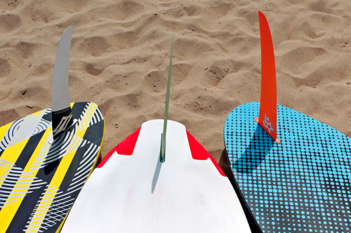   Three concepts, three sterns (from left to right): The Naish with a narrow manoeuvring tail, Starboard with a martial contour tail and Tabou with the moderately wide, relatively round classic freeride tail.
